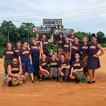 Group of Laurier students in Ghana
