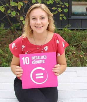 Student holds SDG sign