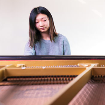 janet lu playing the piano