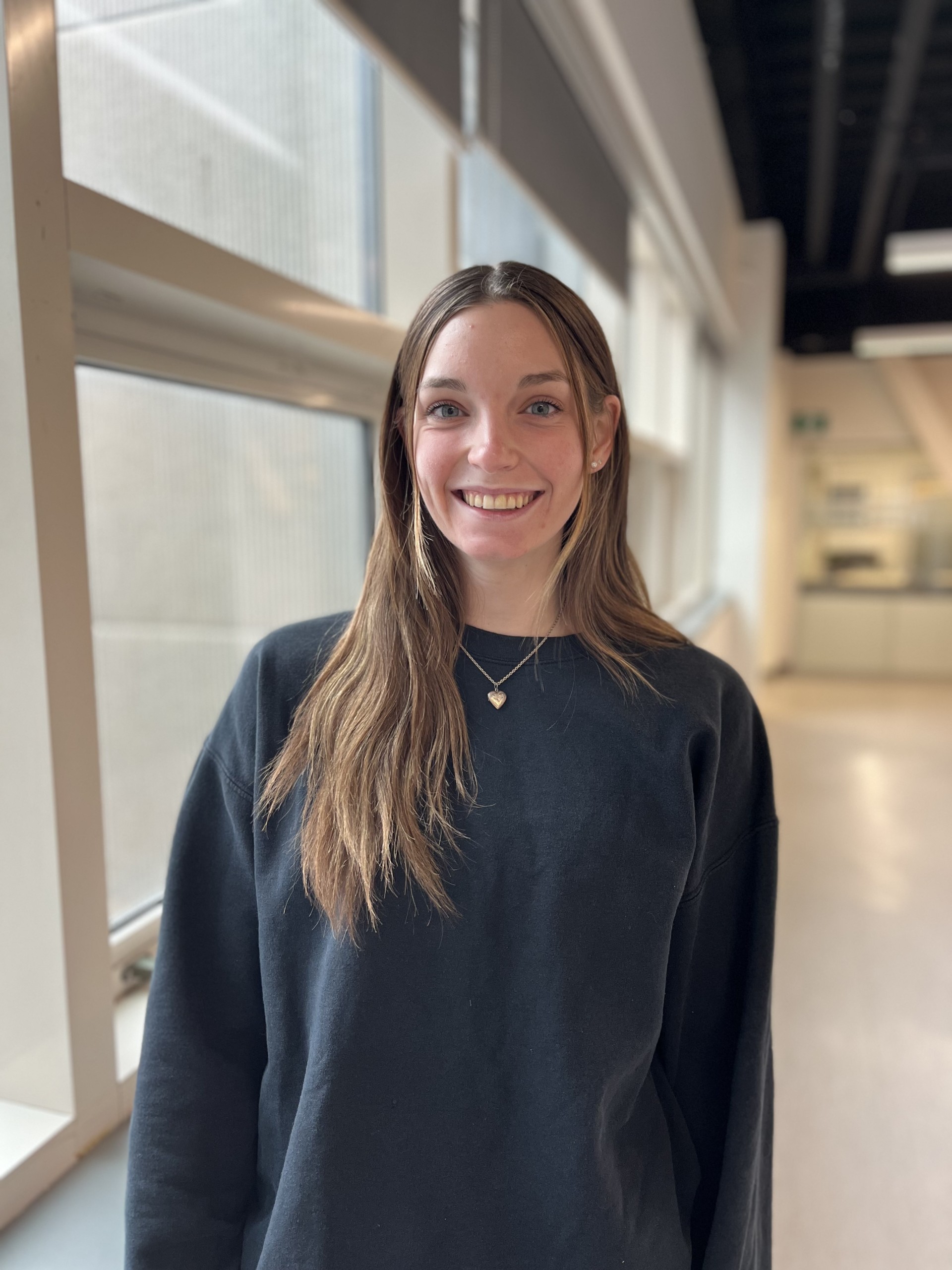 Women with blond straight hair smiling